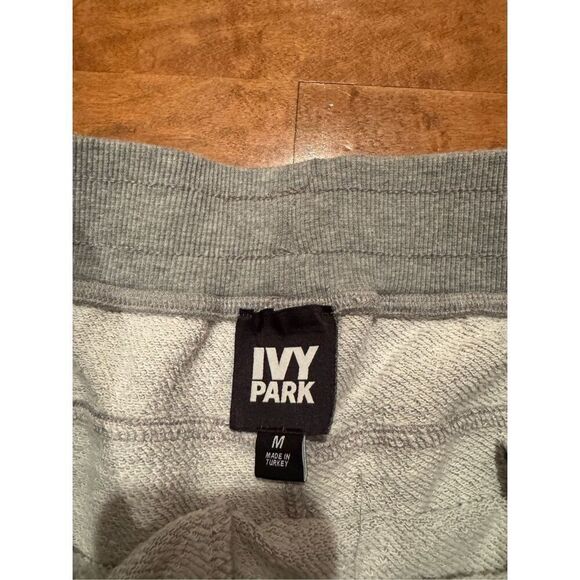 Woman’s Ivy Park shorts size medium - Picture 4 of 5